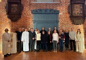 Viele Personen haben sich in der Kirche aufgereiht.