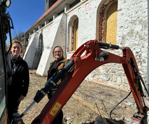 Pastorin Diana Krückmann (links) und Architektin Kerstin Solterbeck begutachten die Baustelle. 
