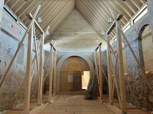 In die Kirche ist ein Ständerwerk aus Holz gesetzt worden, um darauf Stahlträger montieren zu können, die das Dach vorübergehend tragen. 