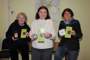 Drei Frauen mit Wecker in der Hand