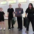 Mit Gepäck auf einer Reise durch Jahrzehnte: Die Gruppe sucht in der Vergangenheit nach Antworten für die Zukunft. 