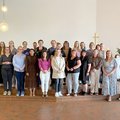 Menschen stehen in einer Kirche. 
